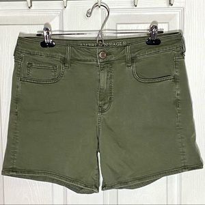 🌼 American Eagle twill midi shorts